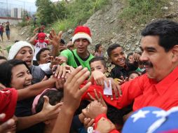 Ante la crisis temporal, el gobierno lanzó a las calles a militares y funcionarios para imponer rebajas en tiendas de ropa. EFE / Prensa Miraflores