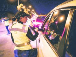 Una agente vial muestra el resultado del examen de alcoholimetría a un conductor en Juan Palomar y Arias y avenida Universidad. EL INFORMADOR / G. Gallo