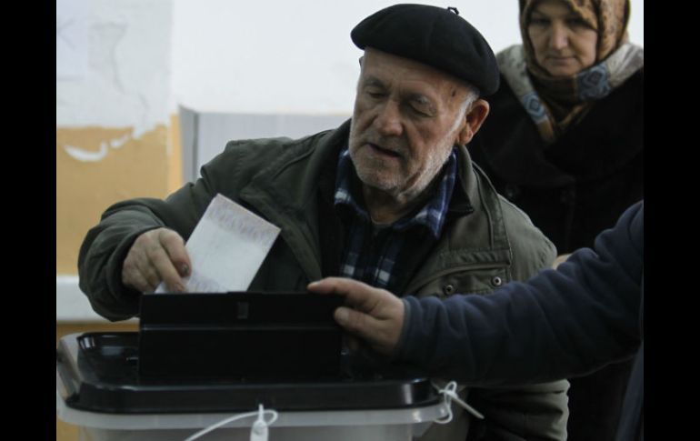 Para poder obtener un asiento más en el Parlamento compuesto por 120 escaños, SDSM hubiera requerido de al menos 307 votos. EFE / G. Licovski