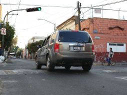 Tope que entorpece la circulación en el cruce de la calle Arista y Mariano de la Bárcena, donde ya hay un semáforo. EL INFORMADOR / G. Gallo