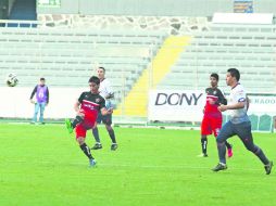 Cabe recordar que Matías Alustiza se lastimó el tobillo izquierdo en el partido de preparación del Atlas contra Cimarrones. EL INFORMADOR / R. Tamayo