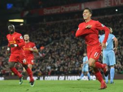 Roberto Firmino (I), del Liverpool, celebra su sexto gol de la temporada. AFP / P. Ellis