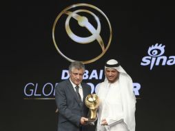 El entrenador portugués recibe el premio en la Gala celebrada en Dubai este martes. AP /
