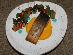 Una porción de salmón, por ejemplo, ofrece 340 mg de los mil mg de calcio que necesita consumir una mujer al día. EL INFORMADOR / ARCHIVO