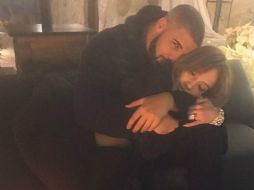 En la imagen, JLo y Drake se les ve abrazados en un sofá. INSTAGRAM / jlo