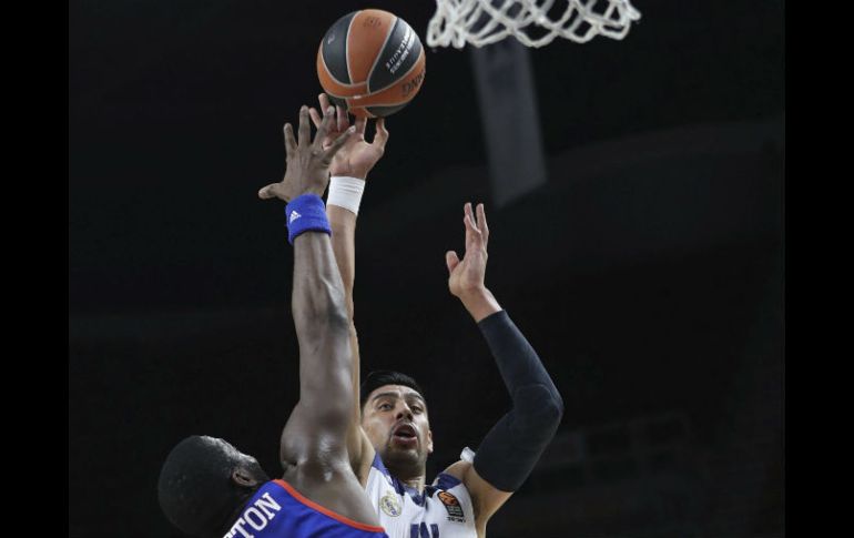 El jugador mexicano Gustavo Ayón (#14) terminó el partido con nueve puntos, seis rebotes y una asistencia. EFE / T. Bozoglu