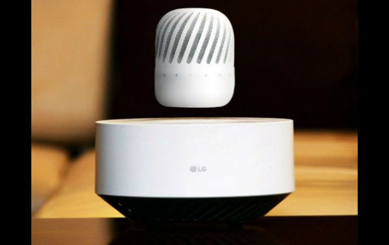 Se trata de un dispositivo de audio unidireccional de 360 grados con el que logra sonidos espectaculares. ESPECIAL /