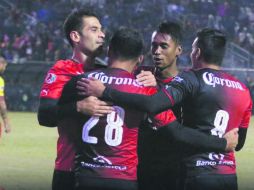 Celebración. Rafa Márquez (izquierda) festeja con sus compañeros el gol del Atlas ante Morelia. TWITTER / @atlasfc