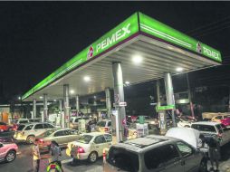 Filas. Así lucía anoche la estación del cruce de Luis Pérez Verdía y Paulino Navarro en la Colonia Los Maestros, en Zapopan. EL INFORMADOR / F. Atilano