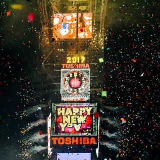 La bola de cristal de Times Square da la bienvenida al 2017