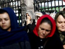 Familiares de las víctimas del atentado en el club Reina lloran durante un funeral. EFE / S. Suna