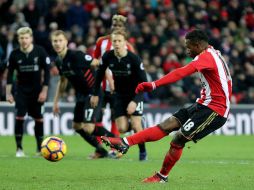 Jermain Defoe anota por la vía del penalti los dos tantos de Sunderland. AP / O. Humphreys
