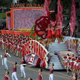 Desfile de las Rosas honra a víctimas de matanza de Orlando