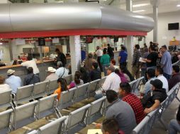 En el primer día hábil del año, docenas de ciudadanos acudieron a pagar el refrendo vehicular. EL INFORMADOR / M. Vargas