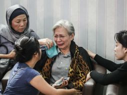 Varias mujeres consuelan a una familiar de las víctimas mortales. EFE / M. Irham