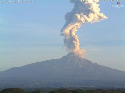 La emanación del coloso ubicado en los límites de los estados de Jalisco y Colima tuvo dirección hacia el sureste. TWITTER / @webcamsdemexico