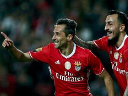 Jonas (I) y Mitroglou (D) celebran uno de los tantos del Benfica. EFE / T. Petinga