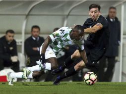 El mexicano Héctor Herrera (D) disputa un balón con Drame (I), del Moreirense. EFE / J. Coelho