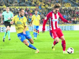El delantero del Atlético, Antoine Griezmann (derecha), disputa el balón con Dani Castellano, de Las Palmas. EFE /