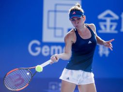 Halep, campeona del 2015, sufrió cuatro rompimientos de servicio en el último set. AFP /