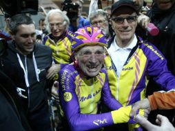 ''Estoy bien'', dijo al bajarse de la bicicleta, sonriente y emocionado por el numeroso público que había acudido para acompañarle. AP / T. Camus