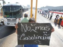 En la autopista México-Querétaro camioneros bloquean la circulación. EFE / M. Guzmán