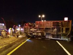 El camión de paquetería volcó y quedó en el asfalto sobre uno de sus costados. ESPECIAL / Protección Civil Zapopan