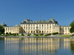 El castillo de Drottningholm está situado en Ekerö al oeste de Estocolmo, y es desde 1981 la residencia oficial de los reyes de Suecia. ESPECIAL /