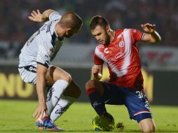 El jugador de Veracruz Cristian Álvarez (d), disputa el balón con Emanuel Villa (i), de Querétaro, durante el partido. EFE / L. Monroy
