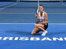 Karolina Pliskova posa con su trofeo tras el partido. AFP / S. Khan