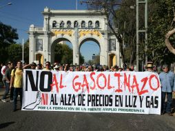 Hombres, mujeres y niños participan en protesta contra el alza que entró en vigor el pasado 1 de enero en todo el país. EL INFORMADOR / R. Tamayo