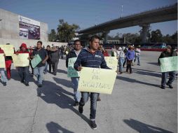 Llevan mantas y pancartas los cuales rezan ''ajuste de sueldo a diputados y senadores'', entre otras consignas. SUN / A. Acosta