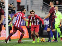 El francés Antoine Griezmann (C) anota al minuto 74 para el cuadro dirigido por Diego Simeone. AFP / A. Gillenea