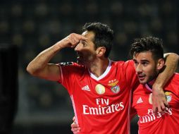 Jonas (I) del Benfica celebra su gol con el argentino Salvio (D). AFP / F. Leong