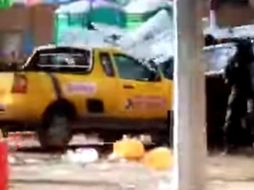 Fueron embestidos por vehículo que rompió el cerco policial; el responsable se dio a la fuga. YOUTUBE / Eluniversal Online