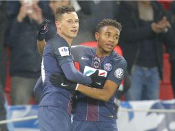 Julian Draxler (I), el flamante refuerzo del PSG, se estrenó anotando el séptimo de la noche. AP / M. Euler