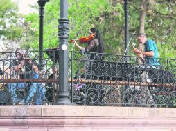 Enseguida caminamos unas cuadras y un hermoso arco nos invitó al agradable espacio de La Alameda. EL INFORMADOR / G. Vicente