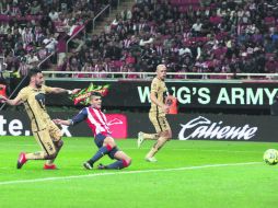 Olfato goleador. Alan Pulido se avivó para marcar el  segundo de los rojiblancos, ante una defensa universitaria que se quedó dormida. EL INFORMADOR / R. Tamayo