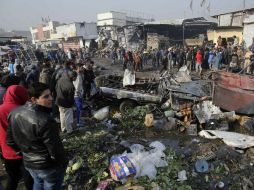 Curiosos exploran el sitio donde ocurrió el estallido, que ocasionó cuantiosos daños en los alrededores. AP / K. Kadim