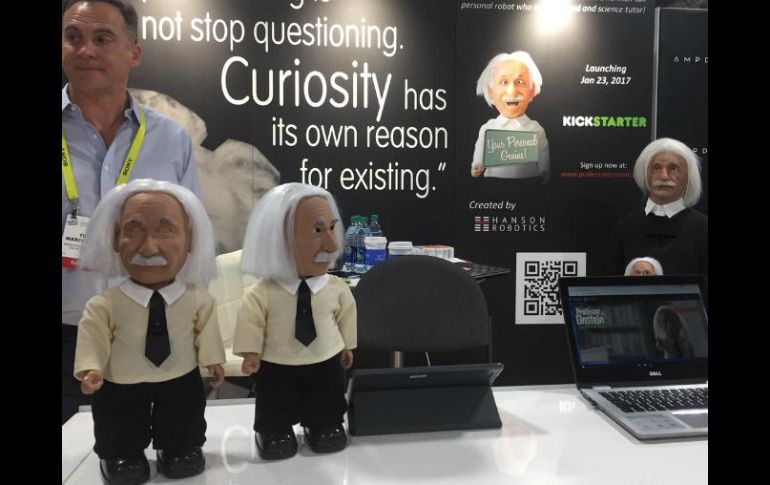 Einstein responde a pedidos vocales y ayuda a los chicos a hacer tareas escolares, contestando preguntas matemáticas y científicas. TWITTER / @hansonrobotics