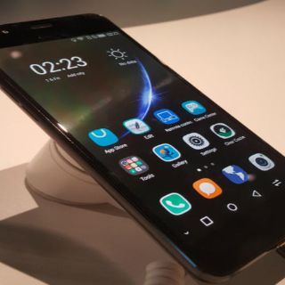 Hisense presenta teléfono de doble pantalla en el CES