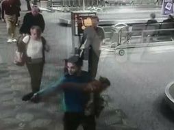 El video de vigilancia obtenido por TMZ muestra a Santiago cuando comienza a disparar. ESPECIAL / TMZ