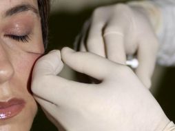 Señalan que el primer uso de la toxina fue clínico y posteriormente se popularizó en el terreno estético. EFE / ARCHIVO