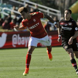 'Chicharito' falla penal en triunfo de Leverkusen sobre Estudiantes de La Plata