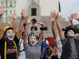 Unos 100 mimos y clowns escenificaron su esfuerzo y cansancio durante el recorrido mediante gestos y movimientos corporales. EFE / G. Falcón