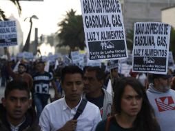 En su mayoría portan banderines blancos en los que se lee 'No al gasolinazo' y 'Fuera Peña'. SUN / Y. Xolalpa