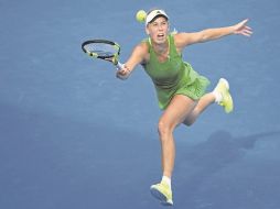 La danesa Caroline Wozniacki regresa una bola a la puertorriqueña Mónica Puig durante su partido de primera ronda. EFE / P. Miller