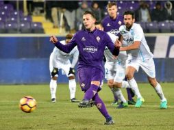Federico Bernardeschi anotó el tanto de la victoria para la Fiorentina por la vía del penalti, al minuto 93. EFE / M. Degl'Innocenti