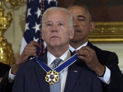 Biden, conmovido, aceptó la Medalla Presidencial de Libertad en una ceremonia realizada en la Casa Blanca. AP / S. Walsh