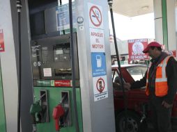 Empresarios aseguran que con el gasolinazo pagan hasta 150 pesos más para llenar sus tanques. SUN / ARCHIVO